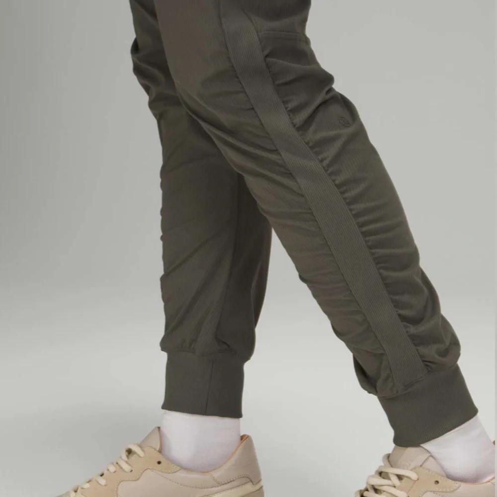Lululemon Beyond‎ the Studio Jogger in Grey Sage - Picture 3 of 8